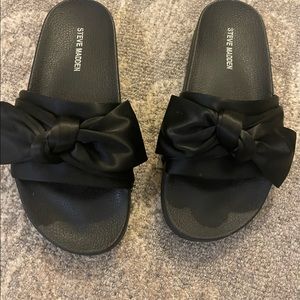 Steve Madden slide sandal. black size 7. Satin bow decor.